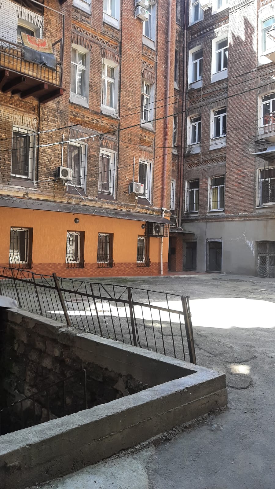 Продам! Терміново! Комерційне приміщення під бізнес з повноцінним підвалом 87 метрів