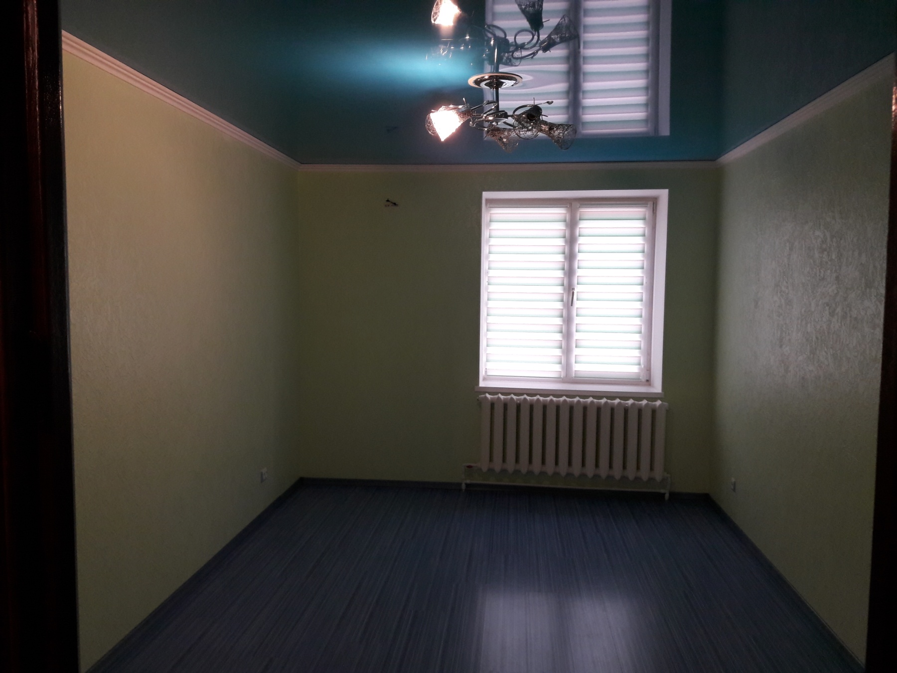 Продам двокімнатну квартиру з великою кухнею-студією та ремонтом у цегляному будинку