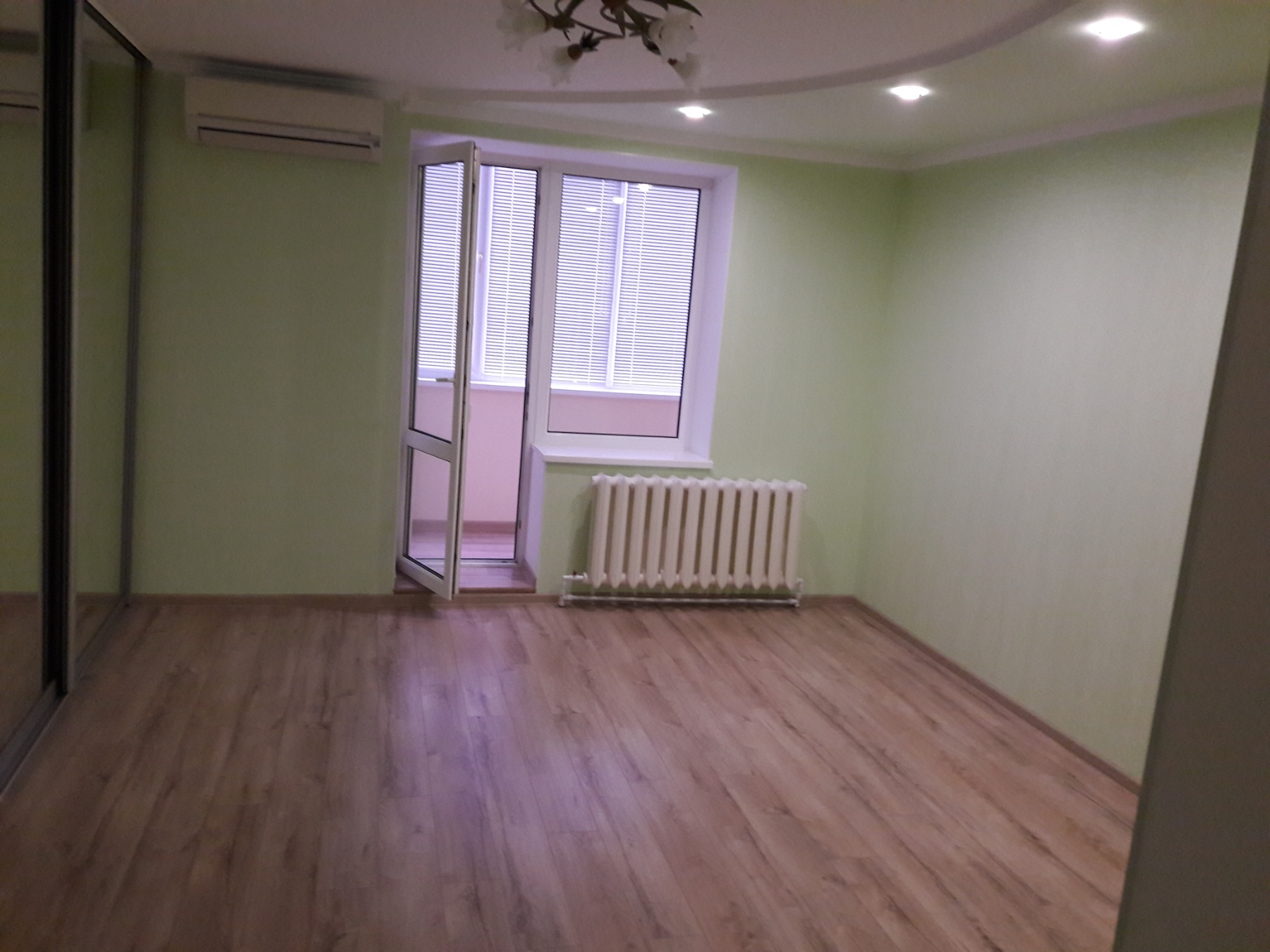 Продам двокімнатну квартиру з великою кухнею-студією та ремонтом у цегляному будинку