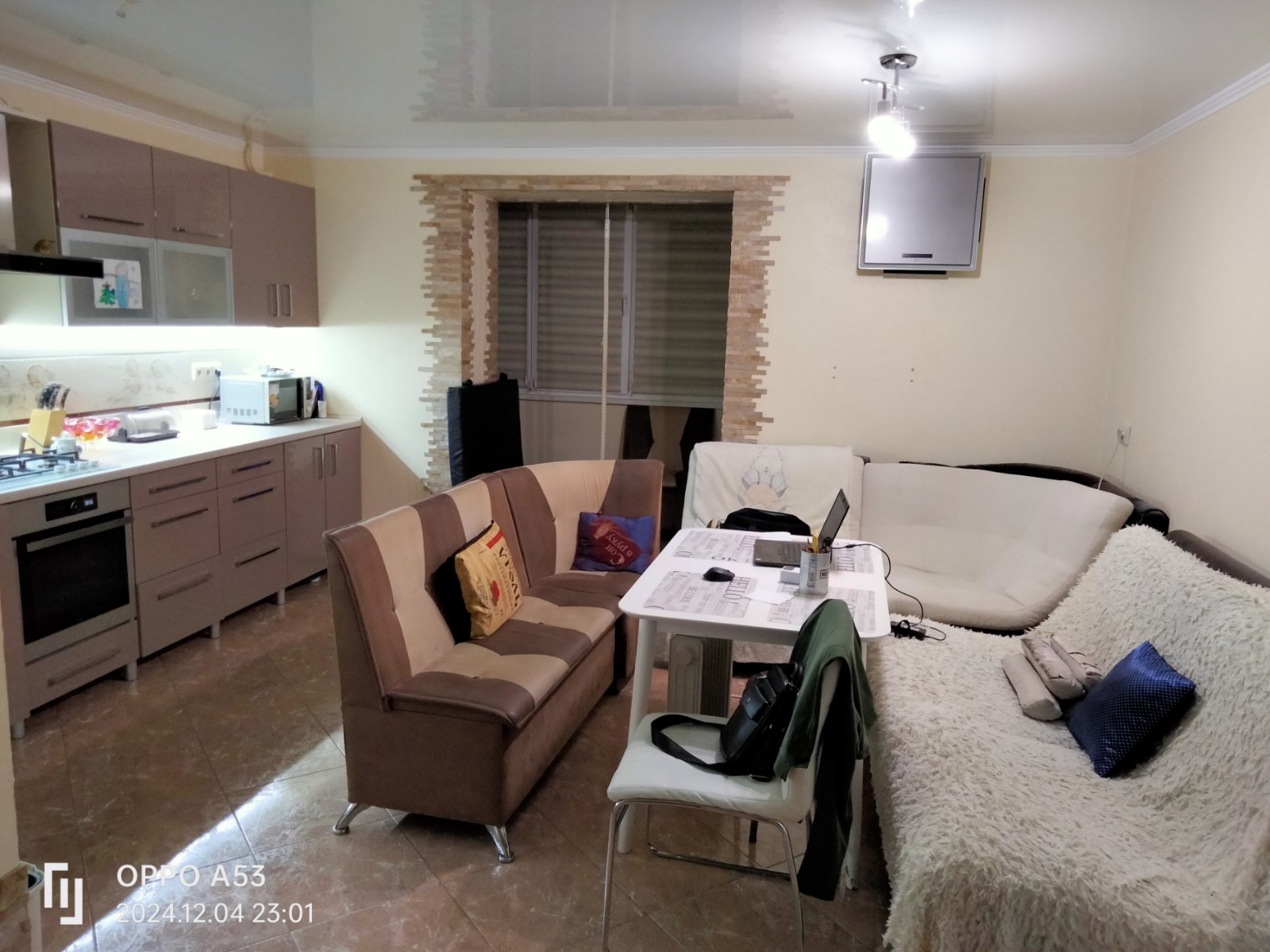 Продам двокімнатну квартиру з великою кухнею-студією та ремонтом у цегляному будинку