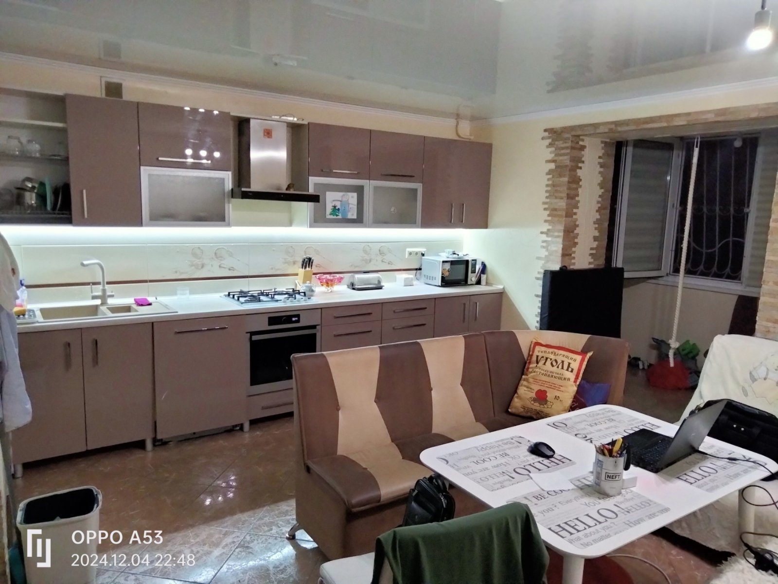 Продам двокімнатну квартиру з великою кухнею-студією та ремонтом у цегляному будинку