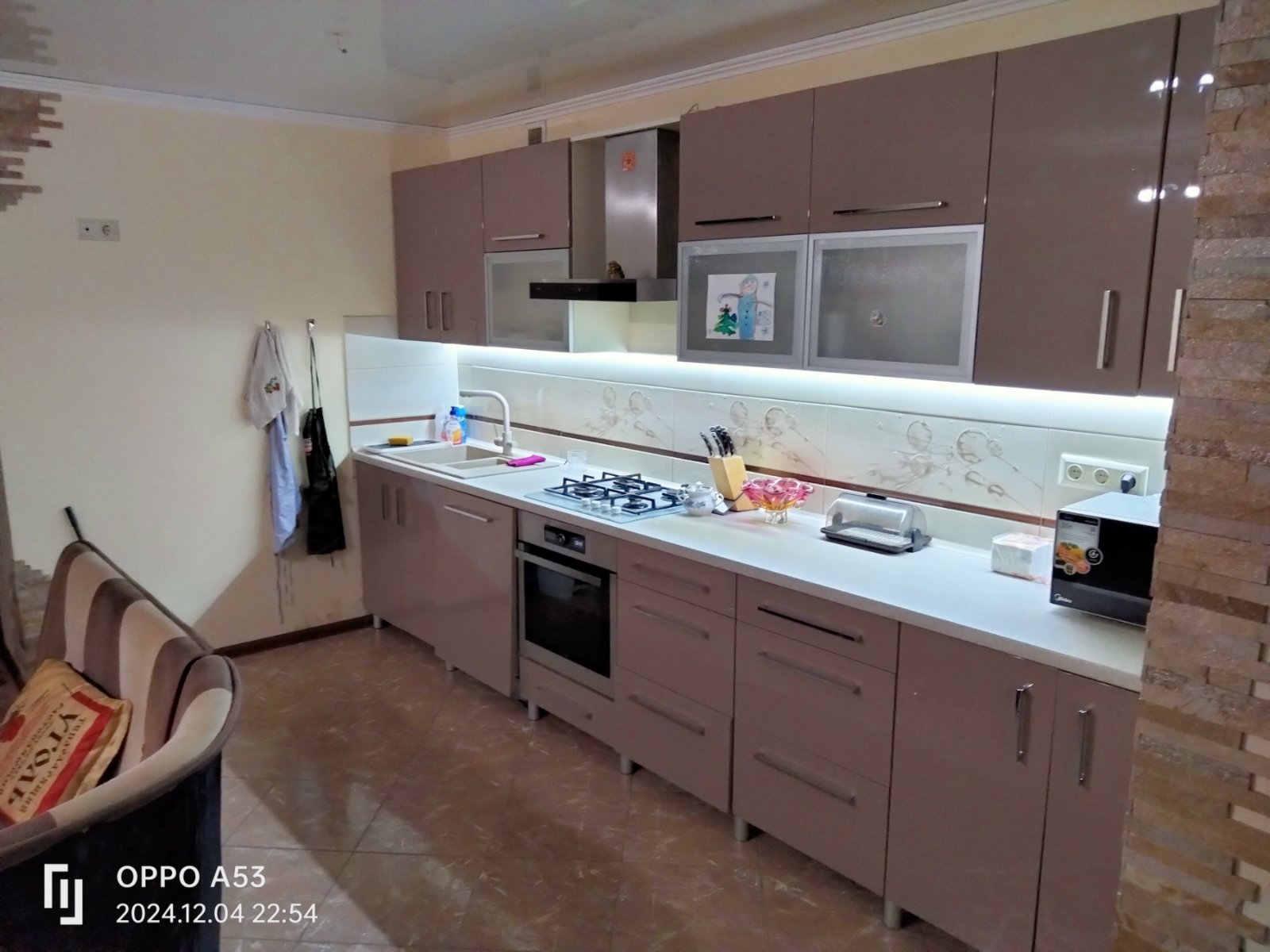 Продам двокімнатну квартиру з великою кухнею-студією та ремонтом у цегляному будинку