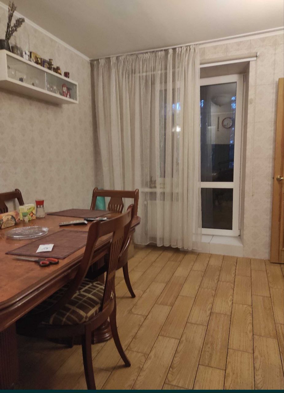 Продам квартиру на Середній вул.