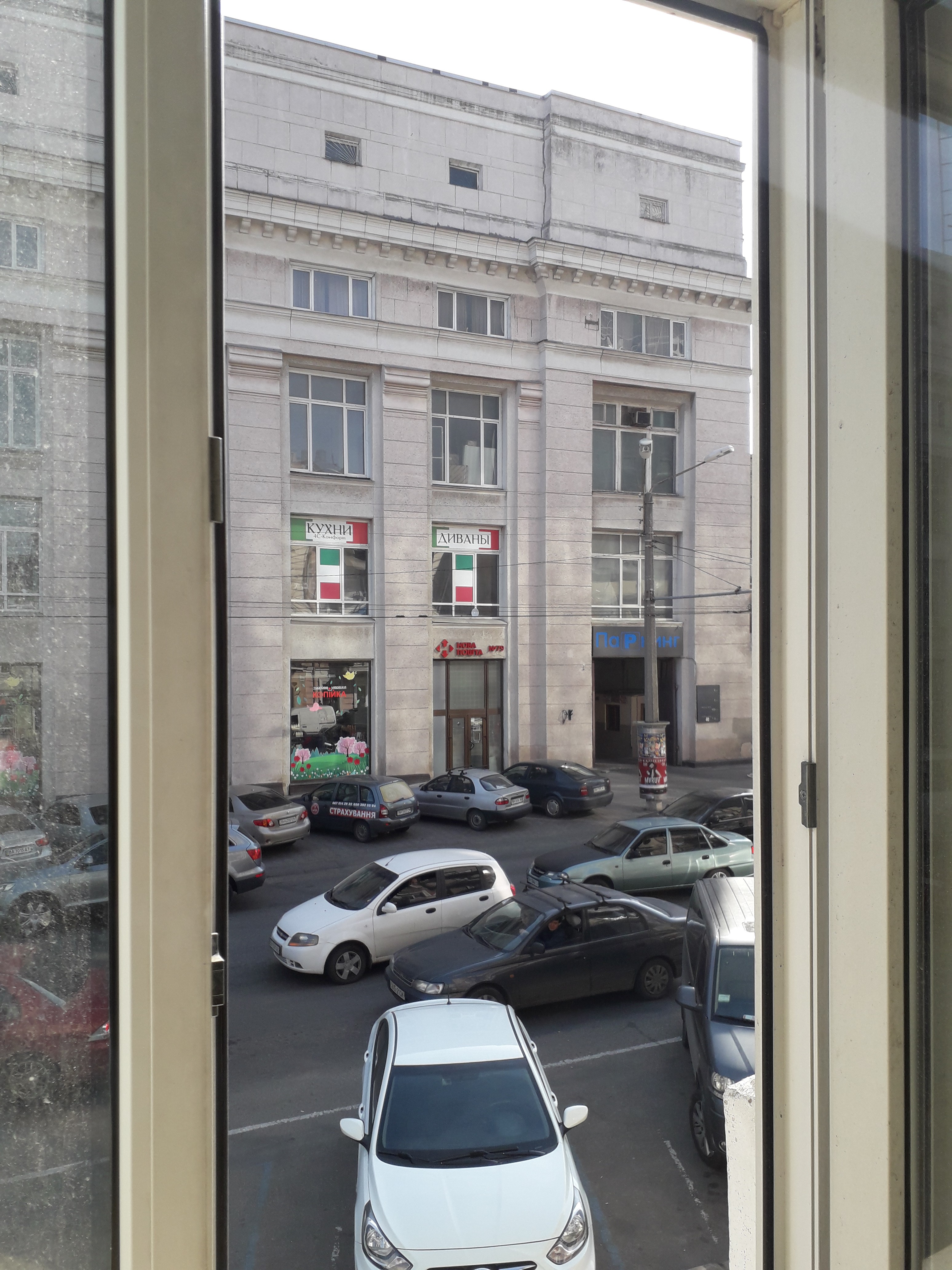 Продається велика трикімнатна квартира