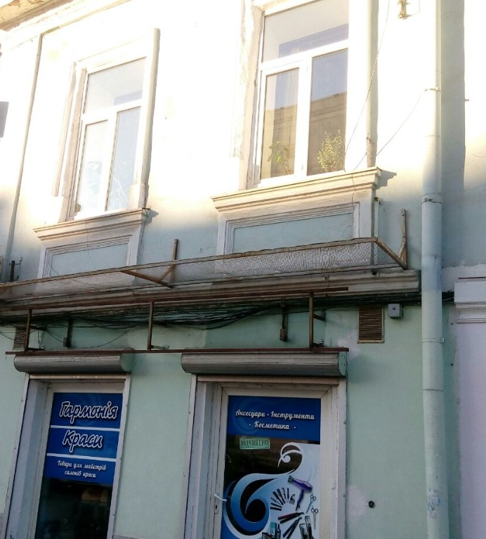 Продається велика трикімнатна квартира